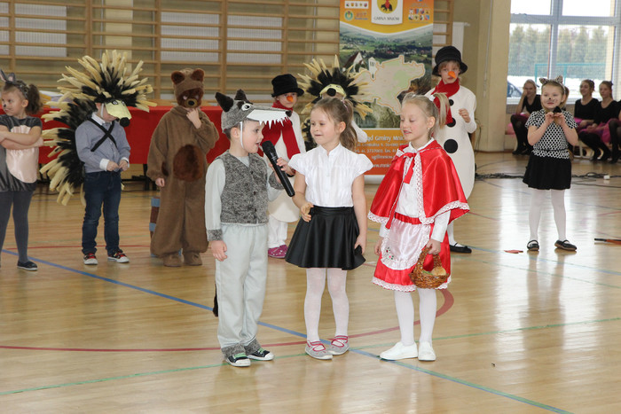 Uczniowie Szkoły Podstawowej w Zaborowicach w gminie Mniów